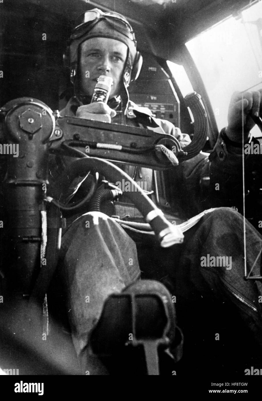 Das Bild der Nazi-Propaganda zeigt die Piloten eines Heinkel He 111 der deutschen Wehrmacht. Veröffentlicht im September 1939. Fotoarchiv für Zeitgeschichte - KEIN WIRELESS-SERVICE - | weltweite Nutzung Stockfoto