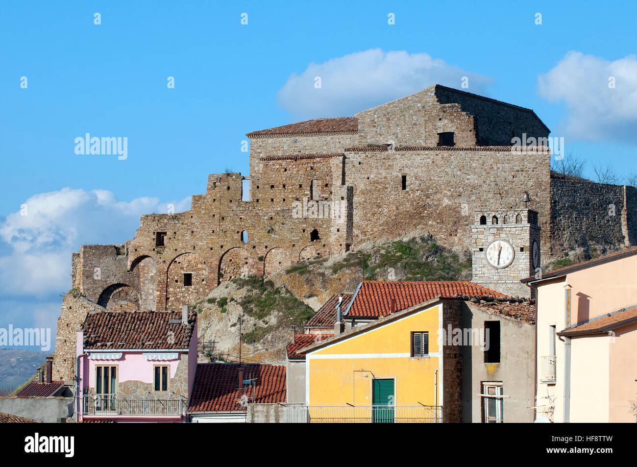 die Burg und die Dächer von Laurenzana Dorf, Basilikata, Italien Stockfoto