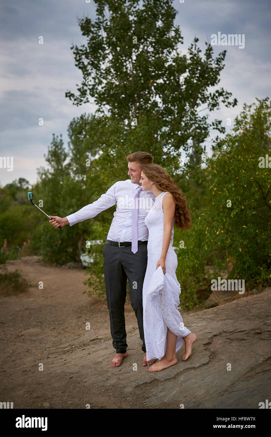 Braut und Bräutigam machen Vorteilssuche Wandern in Hochzeitstag Stockfoto