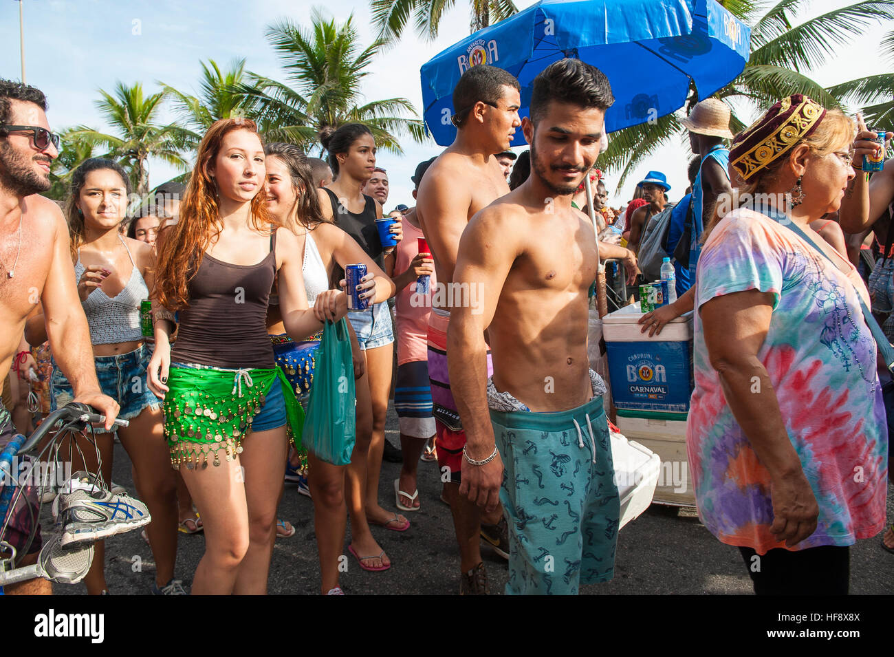 RIO DE JANEIRO - 14. Februar 2015: Anbieter und Nachtschwärmer Anteil am Ipanema-Strand auf einer Party Karneval Straße. Stockfoto