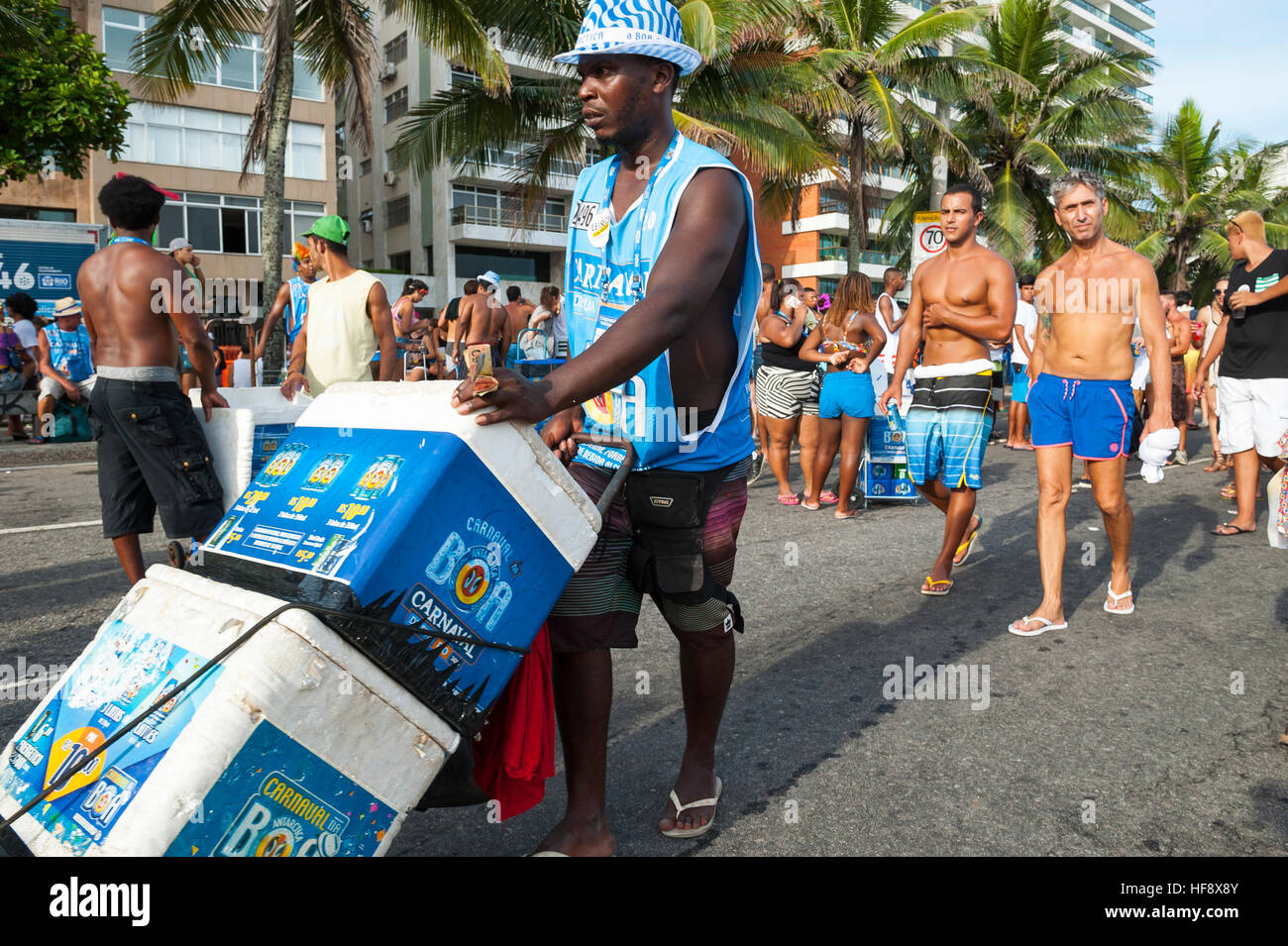 RIO DE JANEIRO - 14. Februar 2015: Anbieter und Nachtschwärmer Anteil am Ipanema-Strand auf einer Party Karneval Straße. Stockfoto
