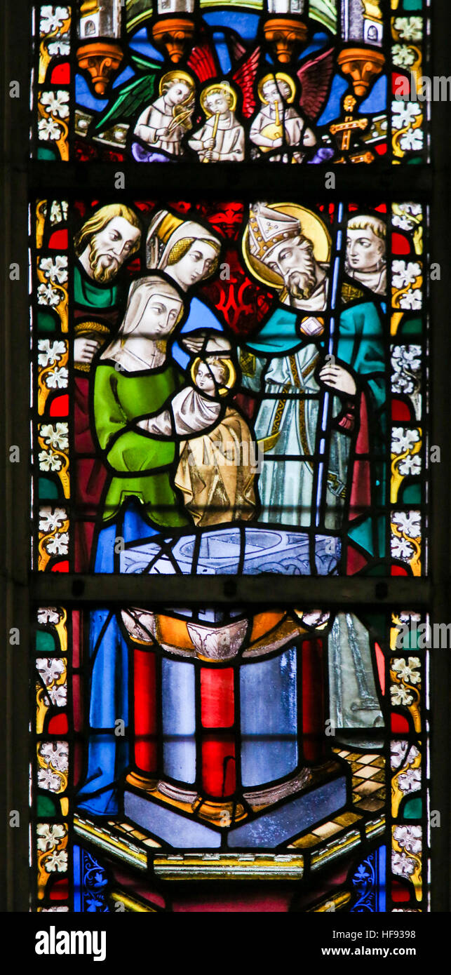 Glasmalerei-Fenster Darstellung einer Taufe in der Kathedrale St. Bavo in Gent, Flandern, Belgien. Stockfoto