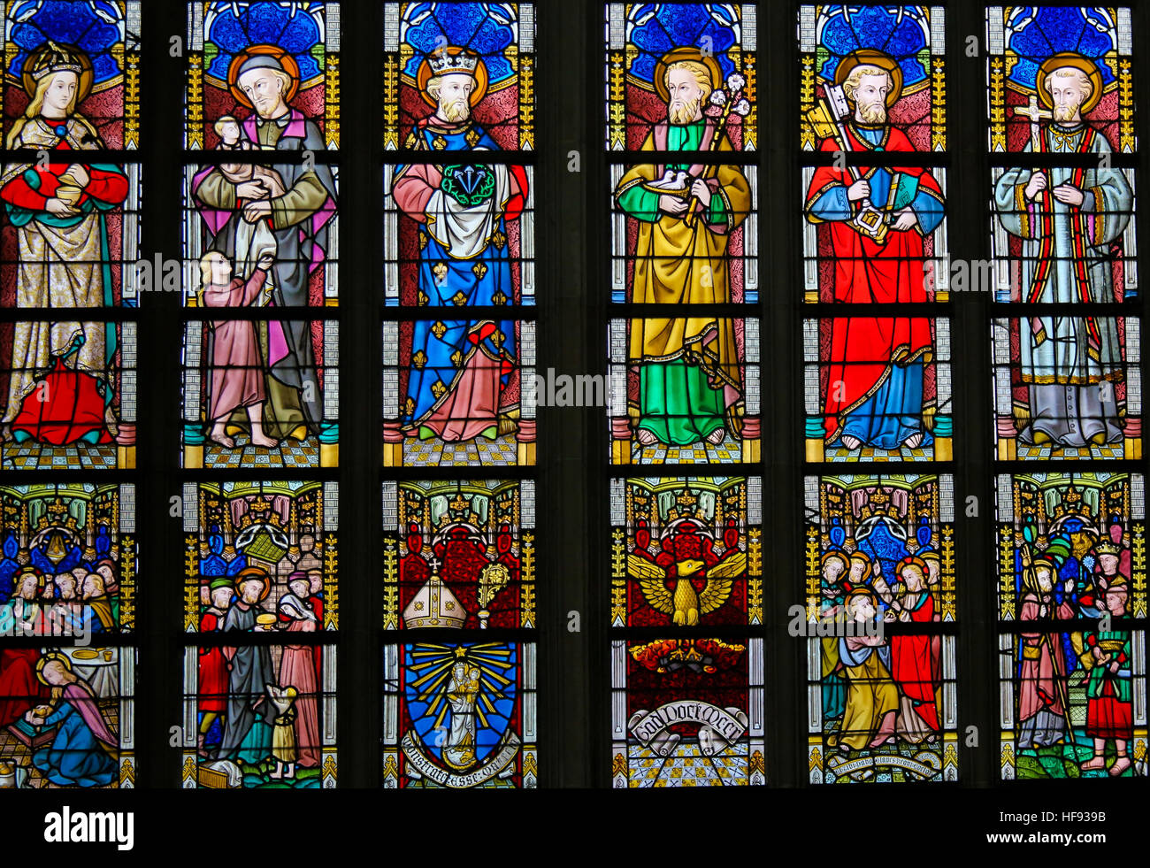 Glasmalerei-Fenster Darstellung katholischen Heiligen in der Kathedrale St. Bavo in Gent, Flandern, Belgien. Stockfoto