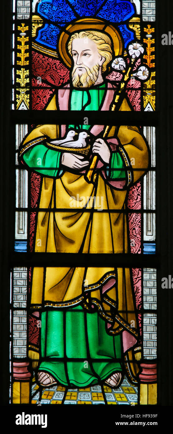 Glasmalerei-Fenster Darstellung Saint Joseph in der Kathedrale St. Bavo in Gent, Flandern, Belgien. Stockfoto