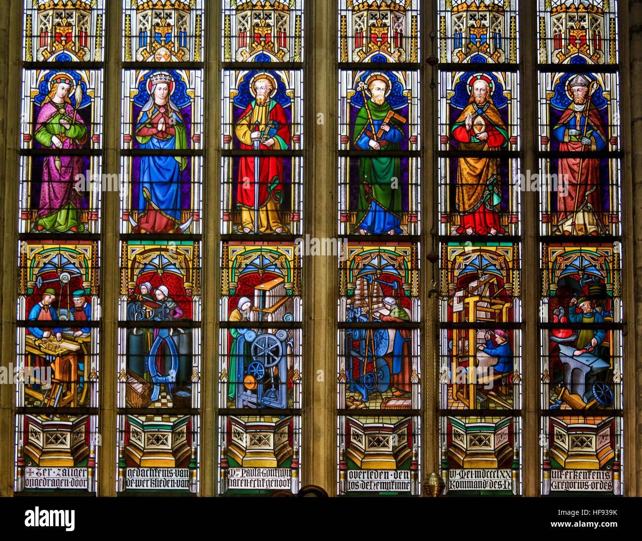 Glasmalerei-Fenster Darstellung katholischen Heiligen in der Kathedrale St. Bavo in Gent, Flandern, Belgien. Stockfoto