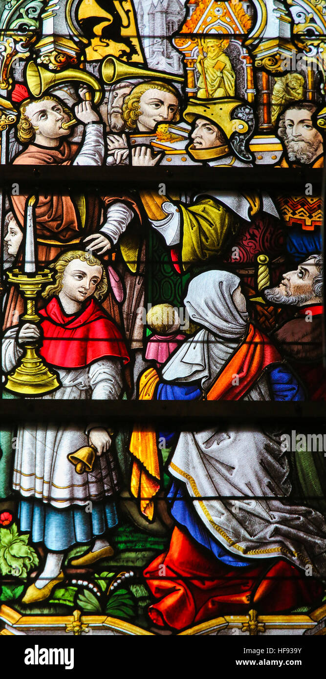 Glasmalerei-Fenster Darstellung einer Prozession in die Kathedrale von St. Bavo in Gent, Flandern, Belgien. Stockfoto