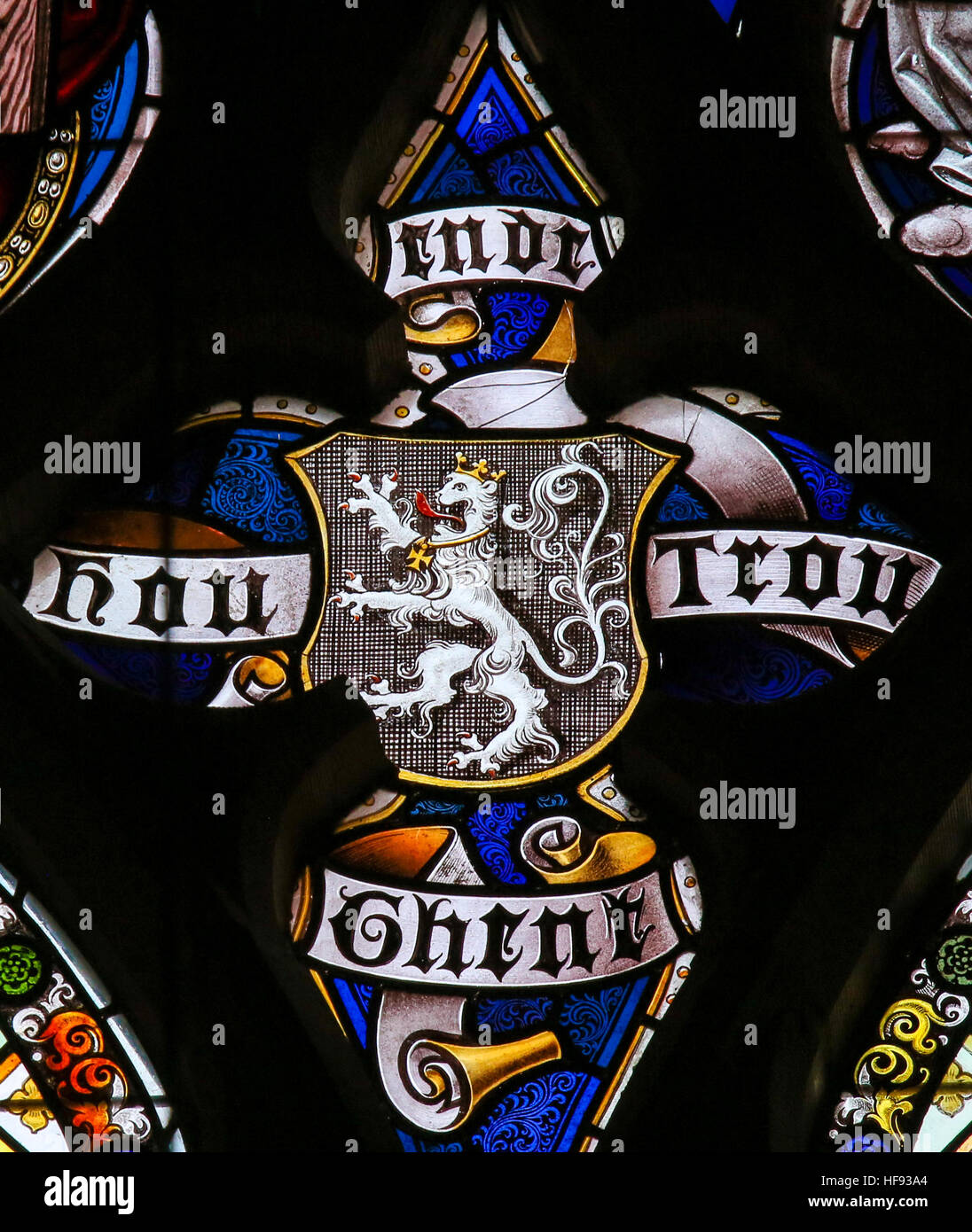 Glasmalerei, Darstellung der Flagge von Gent in der Kathedrale St. Bavo, mit den Worten, die Treue zu halten, nach Gent. Stockfoto
