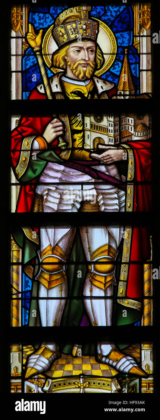 Glasmalerei-Fenster Darstellung Wenzel i., Herzog von Böhmen, in der Kathedrale St. Bavo in Gent, Flandern, Belgien. Stockfoto
