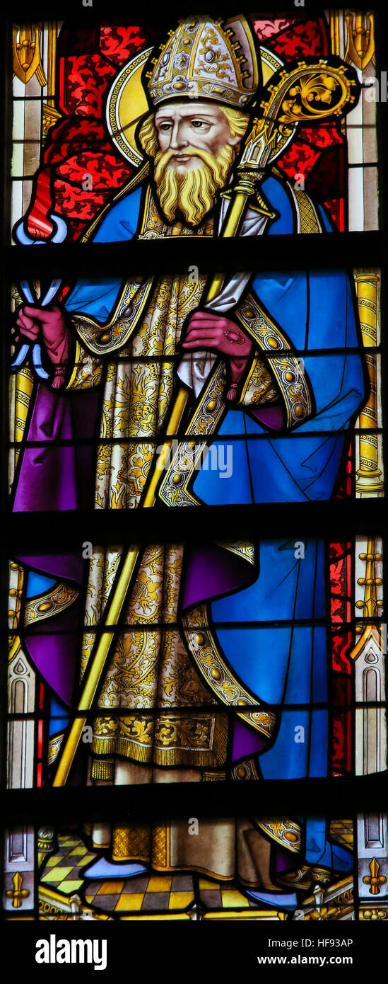 Glasmalerei-Fenster Darstellung Saint Dunstan in der Kathedrale St. Bavo in Gent, Flandern, Belgien. Stockfoto