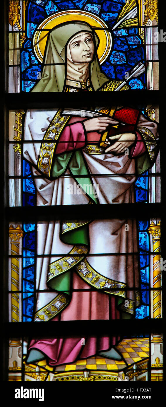 Glasmalerei-Fenster zeigt die heilige Teresa von Avila in der Kathedrale St. Bavo in Gent, Flandern, Belgien. Stockfoto