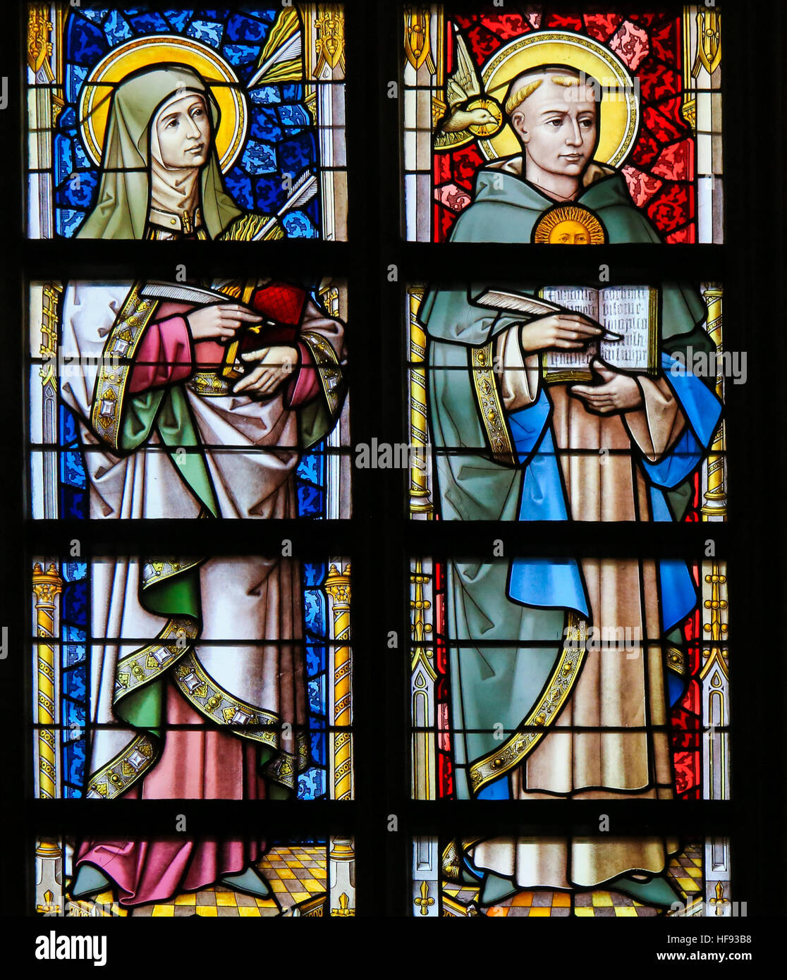 Glasfenster in der Kathedrale von Saint Bavo in Gent, Belgien, Darstellung Heiliger Thomas von Aquin und die heilige Teresa von Avila Stockfoto
