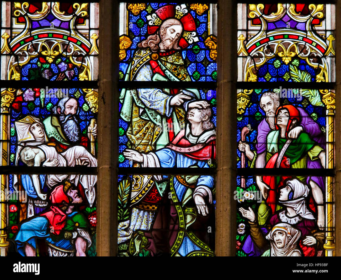 Glasmalerei-Fenster Darstellung Heilungen durch Jesus Christus in der Kathedrale St. Bavo in Gent, Flandern, Belgien. Stockfoto