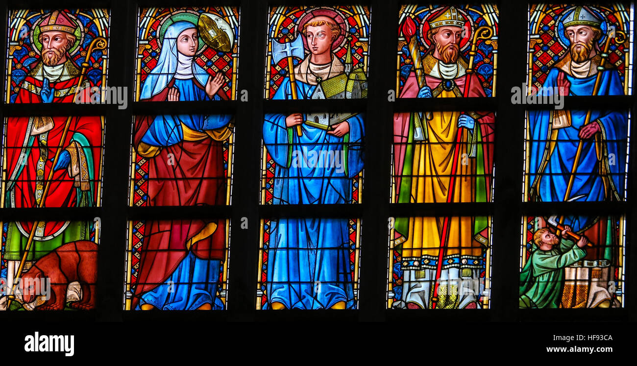 Glasmalerei-Fenster Darstellung katholischen Heiligen in der Kathedrale St. Bavo in Gent, Flandern, Belgien. Stockfoto