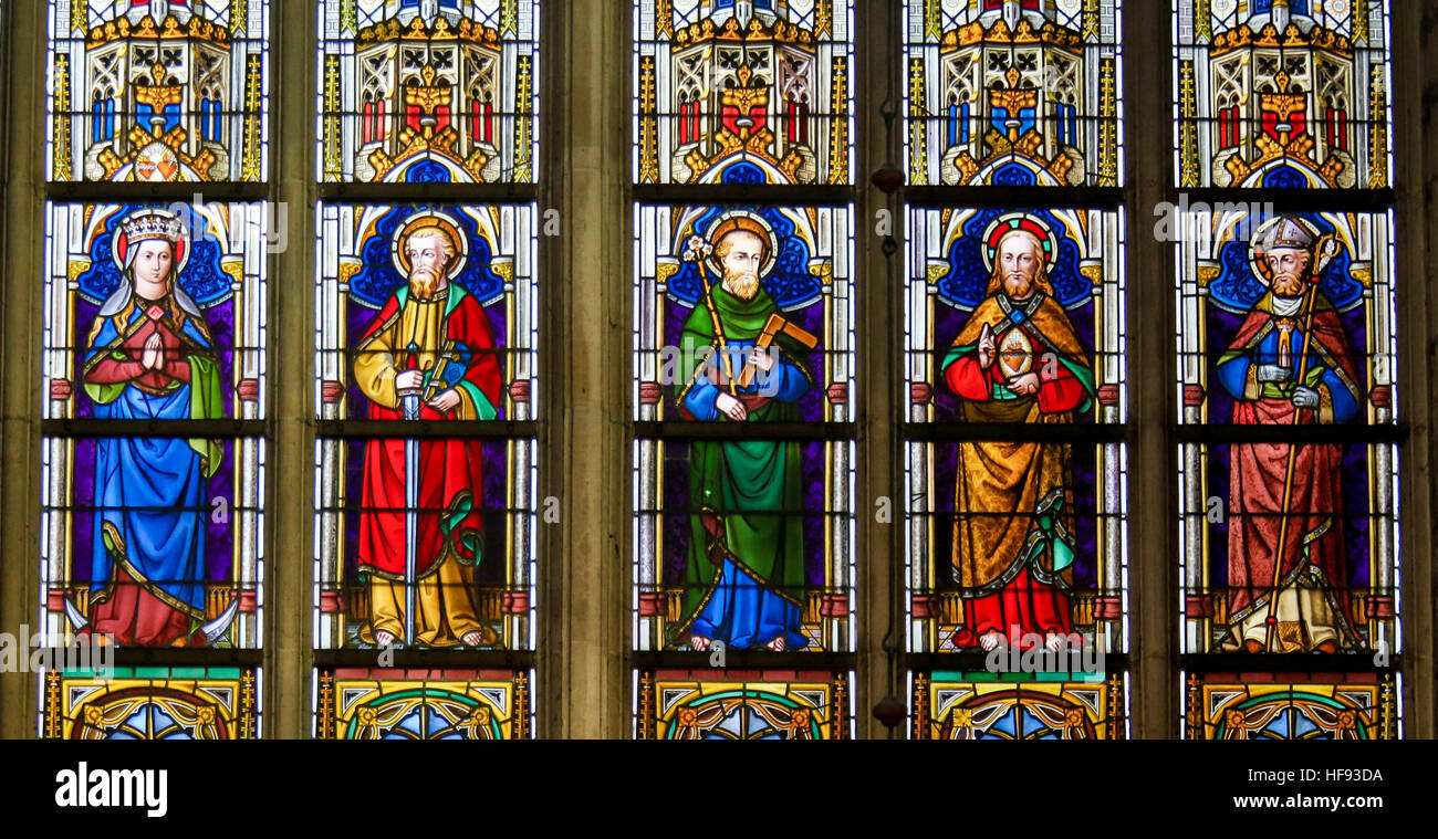 Glasmalerei-Fenster Darstellung katholischen Heiligen in der Kathedrale St. Bavo in Gent, Flandern, Belgien. Stockfoto