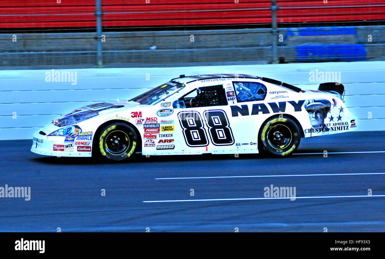 National Association of Stock Car Auto Racing Fahrer Brad Keselowski, führt das Feld in der Nr. 88 Navy Salute Truppen Chevy, bei der Lowe Brad Keselowski automobile Stockfoto