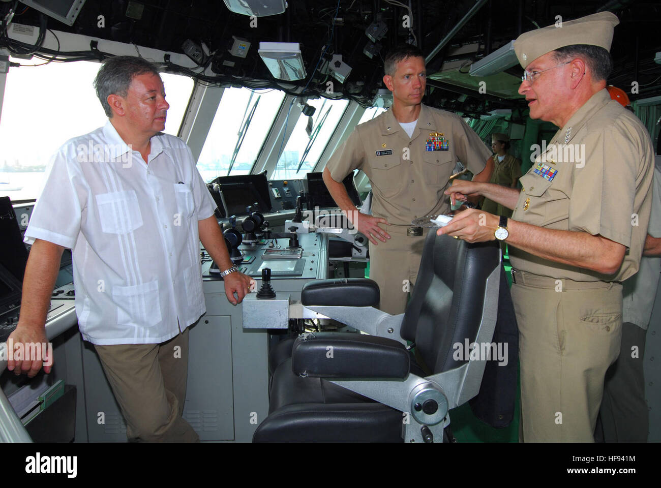 Kolumbianische Marine Admiral Guillermo Barrera, richtig, der Kommandant der Naval Forces Kolumbien, spricht über das Brückendesign des littoral combat Schiffes USS Freedom (LCS-1) mit kolumbianischen Minister für Verteidigung Gabriel Silva, links, wie U.S. Navy Commander Randy Garner, der kommandierende Offizier der Freiheit, an Bord des Schiffes im Hafen Cartagena, Kolumbien, 20. März 2010 blickt auf. Freiheit führt ein Theaterbesuch Sicherheit Zusammenarbeit Port im Rahmen von Operationen in den USA 4. Flotte Aufgabengebiet. (DoD Foto von Lt. Ed Early, US Navy/freigegeben) 100320-N-7058E-100 (4459701727) Stockfoto