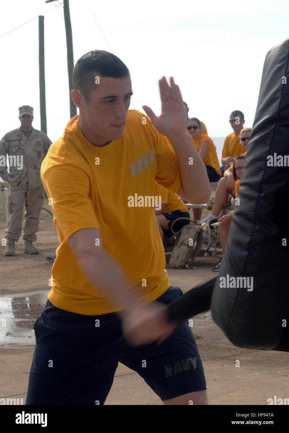 GUANTANAMO BAY auf Kuba – A Sailor eingesetzt mit der Marine Expeditionary Wachbataillon in Joint Task Force Guantanamo erfährt Oleoresin Capsicum Spray training, 18. Mai 2010. Service-Mitglieder, die Teilnahme an der Ausbildung musste eine Reihe von Waffenlosen Kampf Übungen abgeschlossen, nachdem besprüht mit OC JTF Guantanamo durchführt, sichere, humane, rechtliche und transparente Pflege und Obhut der Gefangenen, einschließlich die Verurteilten durch Militärkommission und die bestellten freigegeben durch ein Gericht. Die JTF führt Intelligenzansammlung, Analyse und Verbreitung für den Schutz von Insassen und Personal Stockfoto