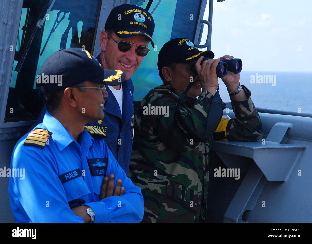 SOUTH CHINA SEA (28. Juni 2009) von links: Royal Malaysian Navy Captain Halim Bin Maulud, Commodore William Kearns III, Commander, Aufgabengruppe 73,5 und malaysische Armee Oberst Stephen Mundaw Uhr eine Oberfläche Gunnery Übung aus dem Brücke-Flügel des Docks Landung Schiff USS Harpers Ferry (LSD-49). Mitglieder der malaysischen Streitkräfte sind an Bord Harpers Ferry für die auf See Phase der Zusammenarbeit flott Bereitschaft und Training (CARAT) Malaysia 2009. Karat ist eine Reihe von bilateralen Übungen jährlich in Südost-Asien zu stärken Beziehungen und die Einsatzbereitschaft der Gesamtliste Stockfoto