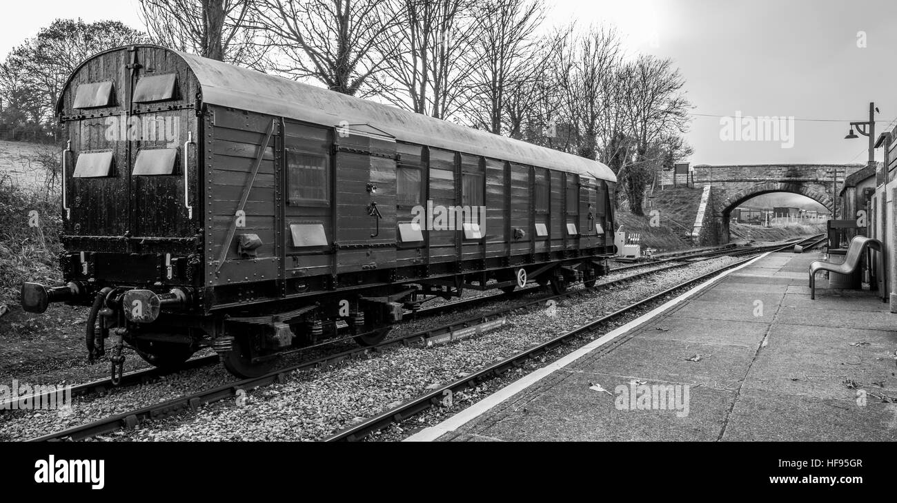 Englischer Dampf Bahnstrecke am Bahnhof mit traditionellen Kutsche Stockfoto