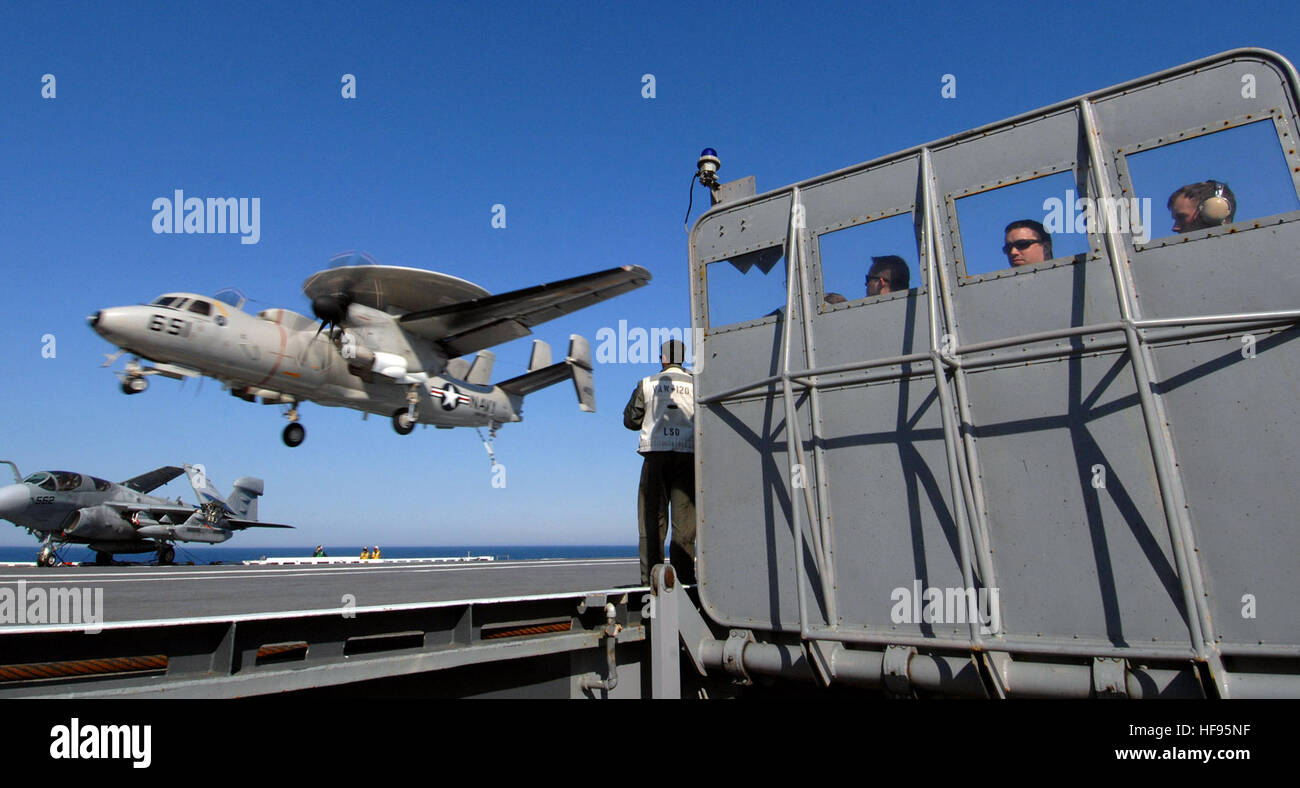 Landung Signal Offiziere (LSO) und Aussichtspunkten beobachten hinter die LSO Plattform Barrikade als ein E - 2 C Hawkeye, aus der "Bear Aces" der Carrier Airborne frühen Warning Squadron (VAW) 124, bereitet sich auf eine verhaftete Erholung an Bord Flugzeugträger der Nimitz-Klasse USS Harry S. Truman (CVN-75) zu machen. Truman führt im Gange Träger Qualifikationen im Atlantischen Ozean. (Foto: U.S. Navy Mass Communication Specialist 2. Klasse Kristopher Wilson) Träger Qualifikationen 45653 Stockfoto