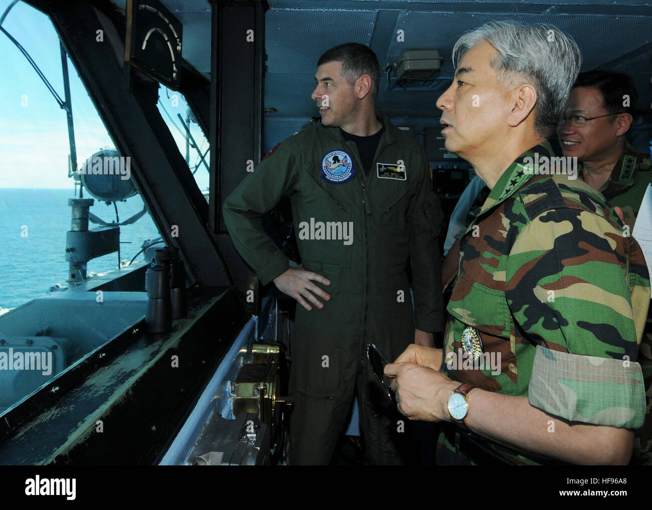 Südkoreanische Vorsitzender der Joint Chiefs Of Staff Army General Min Goo Han, Recht, bespricht Schiff Formationen mit U.S. Navy Captain Daniel Grieco, der Executive Officer der Flugzeugträger USS George Washington (CVN-73), auf dem Schiff? s Flagge Brücke 26. Juli 2010, während der Fahrt in der Ostsee. George Washington beteiligt sich an den kombinierten USA und südkoreanischen Allianz See- und Luft Bereitschaft Übung Invincible Spirit. (Foto: DoD Mass Communication Specialist 3. Klasse Danielle A. Brandt, US Navy/freigegeben) 100726-N-4830B-062 (4837805421) Stockfoto