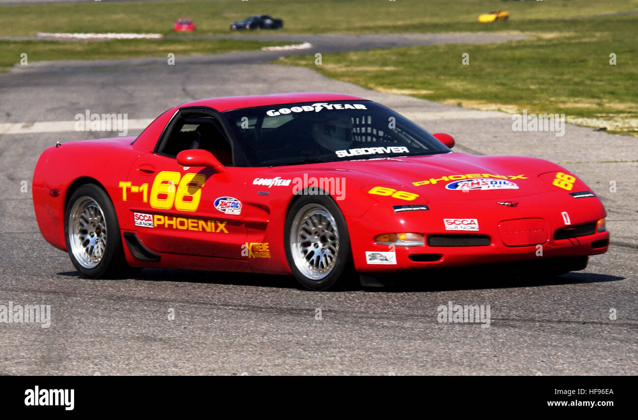 040321-N-5862D-015 Millington, Tennessee (20. März 2004) Commander Brad Neff aus Navy Recruiting Command an Bord NSA Mittler-Süden Rennen seine Chevrolet Corvette in der Memphis Motor Speedway im Sports Car Club of America (SCCA) ersten nationalen Rennen in der Mid-West Division der Saison 2004. Neff, Offizier in der u-Boot-Gemeinschaft hat seine 2002 Z-06 Modell ìVetteî, geschmückt mit den Titel ìSUBDRIVERî auf der Windschutzscheibe und Türen zusammen mit anderen Navy Zugehörigkeiten. 41-Year-Old Oakland, Kalifornien, Native ist in seinem zweiten Jahr des Rennsports konkurrierend in der Touring ein (t-1) Klasse in der SCCA amateur Stockfoto