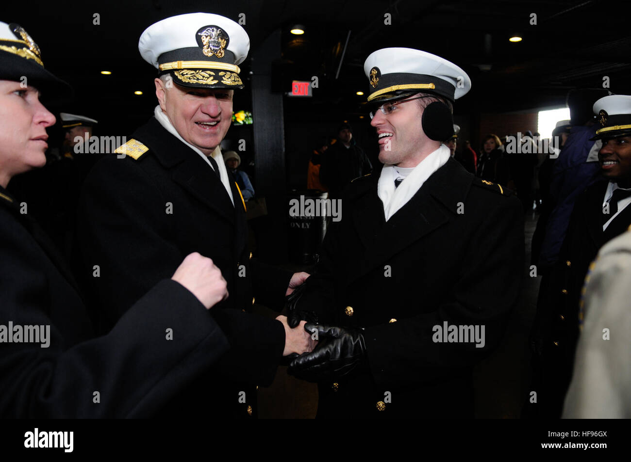 PHILADELPHIA (6. Dezember 2008) – Chief of Naval Operations (CNO) Admiral Gary Roughead besucht die 109. jährlichen Army/Navy Fußballspiel im Lincoln Financial Field in Philadelphia. Die USA Midshipmen besiegte die schwarzen Ritter der Armee, 34-0. (Foto: U.S. Navy Mass Communication Specialist 1. Klasse Tiffini M. Jones/freigegeben) Chief of Naval Operations 081206-N-FI224-313 Stockfoto