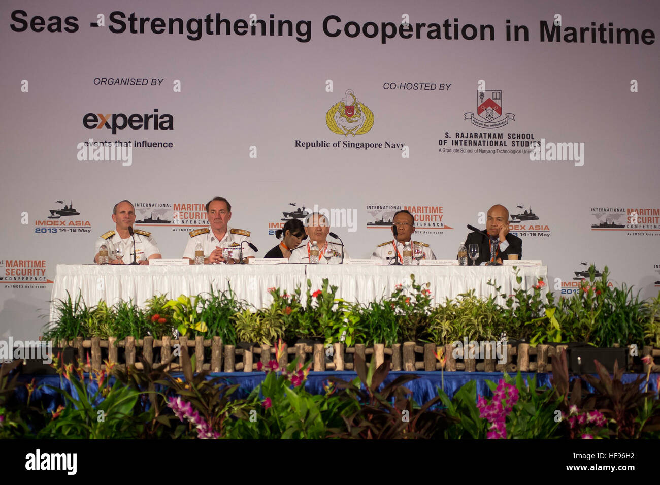 130515-N-WL435-249 CHANGI, Singapur (15. Mai 2013) Chief of Naval Operations (CNO) ADM Jonathan Greenert beteiligt sich an einer Podiumsdiskussion zwischen dem Publikum und drei andere Köpfe der Marine einschließlich der britischen Royal Navy, die Japan Maritime Self-Defense Force und der Royal Malaysian Navy im 2013 International Maritime Defense Exhibition and Conference (IMDEX) Asien. IMDEX vereint senior Marine Delegationen ermöglicht persönliche Kommunikation zwischen Marine Gegenstücke zur Stärkung der Beziehungen zwischen den Verbündeten und Partner Nationen. (Foto: U.S. Navy Mass Communication Specialist 1st Class Peter D Stockfoto