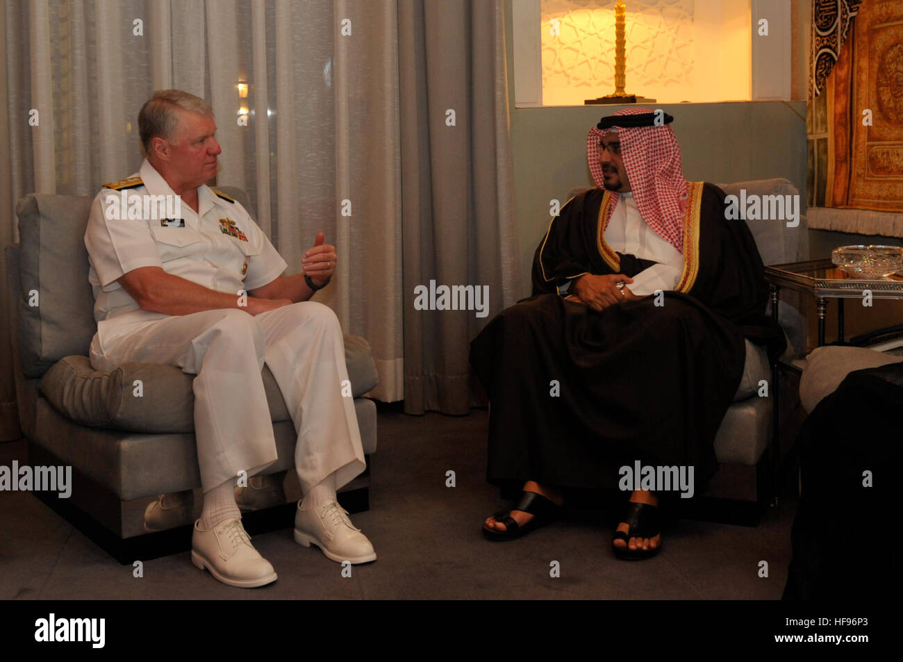 Chef des U.S. Naval Operations Admiral Gary Roughead trifft Scheich Salman bin Hamad Al-Khalifa, der Kronprinz von Bahrain, während ein Büro-Aufruf im Palazzo Zaher in Manama, Bahrain, 22. August 2009. Roughead ist in den US Central Command Einsatzgebiet zu treffen mit leitenden Führungskräften und besuchen mit US-Matrosen und Marinesoldaten. (Foto: U.S. Navy Mass Communication Specialist 1. Klasse Tiffini Jones Vanderwyst/freigegeben) Chef des U.S. Naval Operations Admiral Gary Roughead trifft Scheich Salman bin Hamad Al-Khalifa, der Kronprinz von Bahrain, während eines Anrufs Büro im Palazzo Zaher in Manama, Bah Stockfoto
