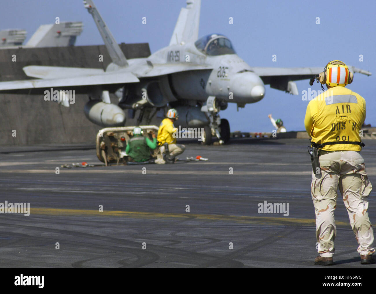Chief Warrant Officer Kenneth Joubert beobachtet der Take off einer F/A - 18 C Hornet "Thunderbolts" der Marine Fighter Attack Squadron 251, aus dem Flugdeck der nuclear-powered Flugzeugträger USS Enterprise (CVN-65) beigefügt. Unternehmens- und eingeschifften Carrier Air Wing 1 laufen auf eine geplante Bereitstellung. Chief Warrant Officer beobachtet F-A - 18C Hornet Take-off 63786 Stockfoto