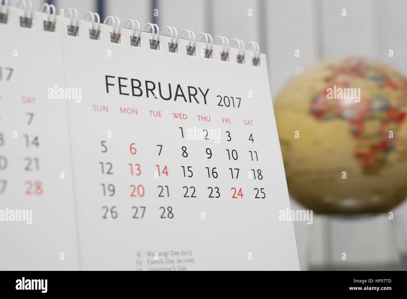 Kalender Februar 2017 mit Unschärfe Erde Globus Hintergrund hautnah Stockfoto