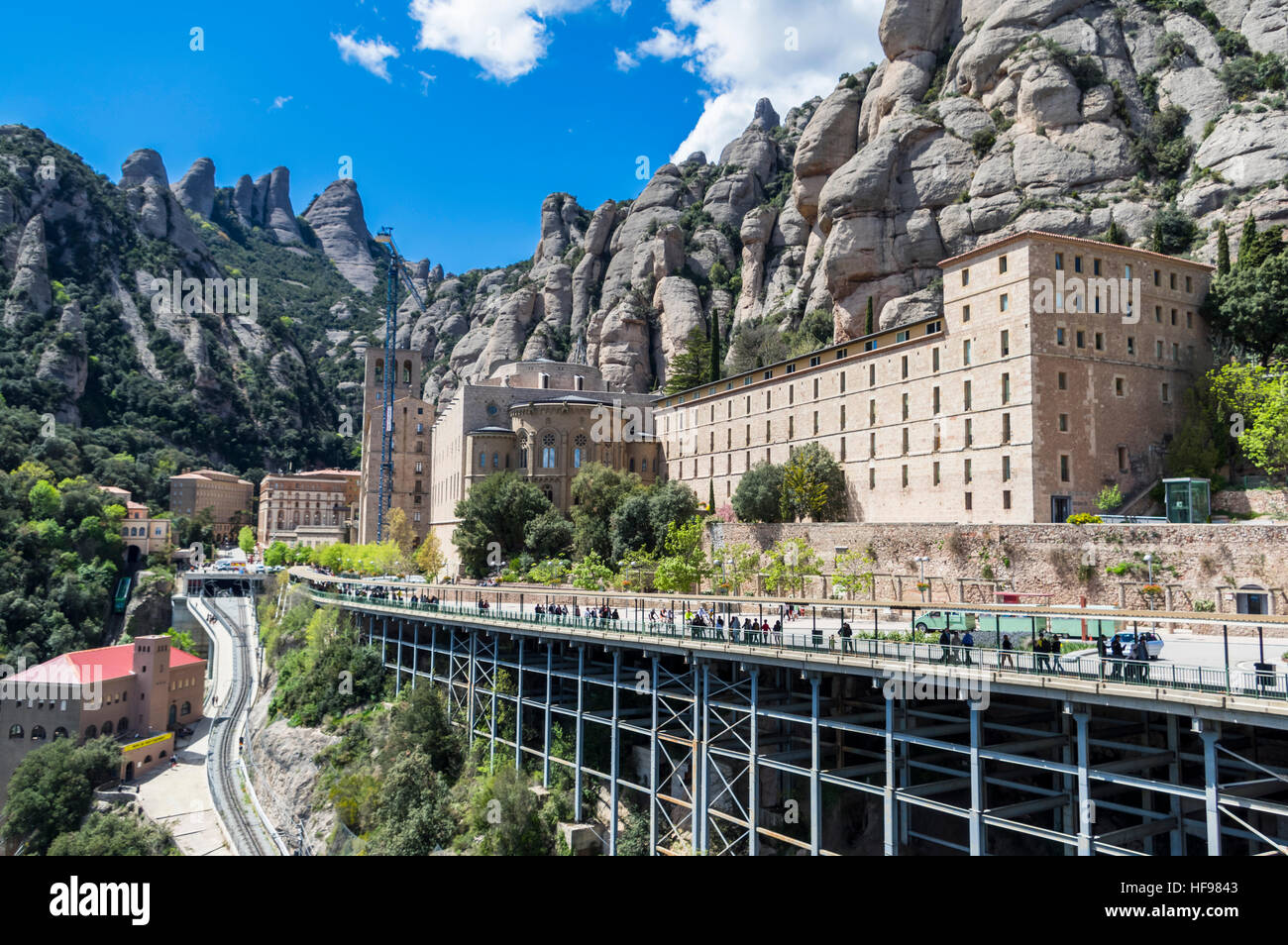 Benediktiner Abtei von Santa Maria de Montserrat, umrahmt von Bergen. Monistrol de Montserrat, Katalonien, Spanien. Stockfoto