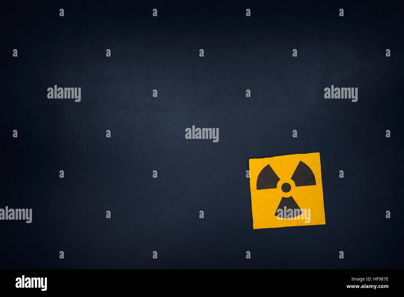 Strahlung-Warnschild auf einer Tafel. Vignette. Stockfoto