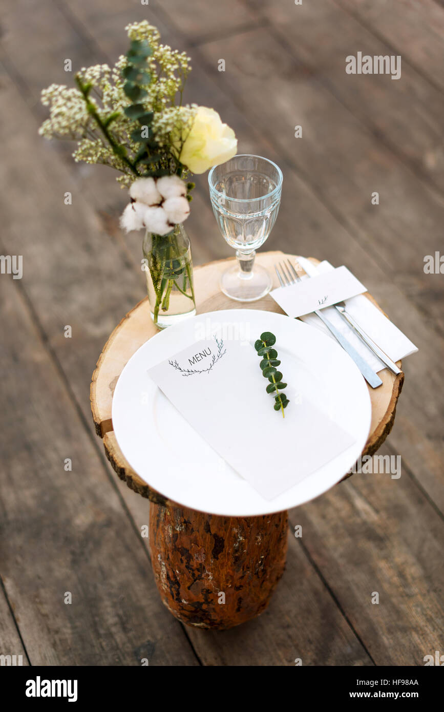 Menü "Papier" am gedeckten Tisch für das Abendessen bereit. Wunderschön  dekoriert Tischset mit Blumen, Teller und Servietten für im freien Trauung  oder eine andere Veranstaltung im Restaurant Stockfotografie - Alamy