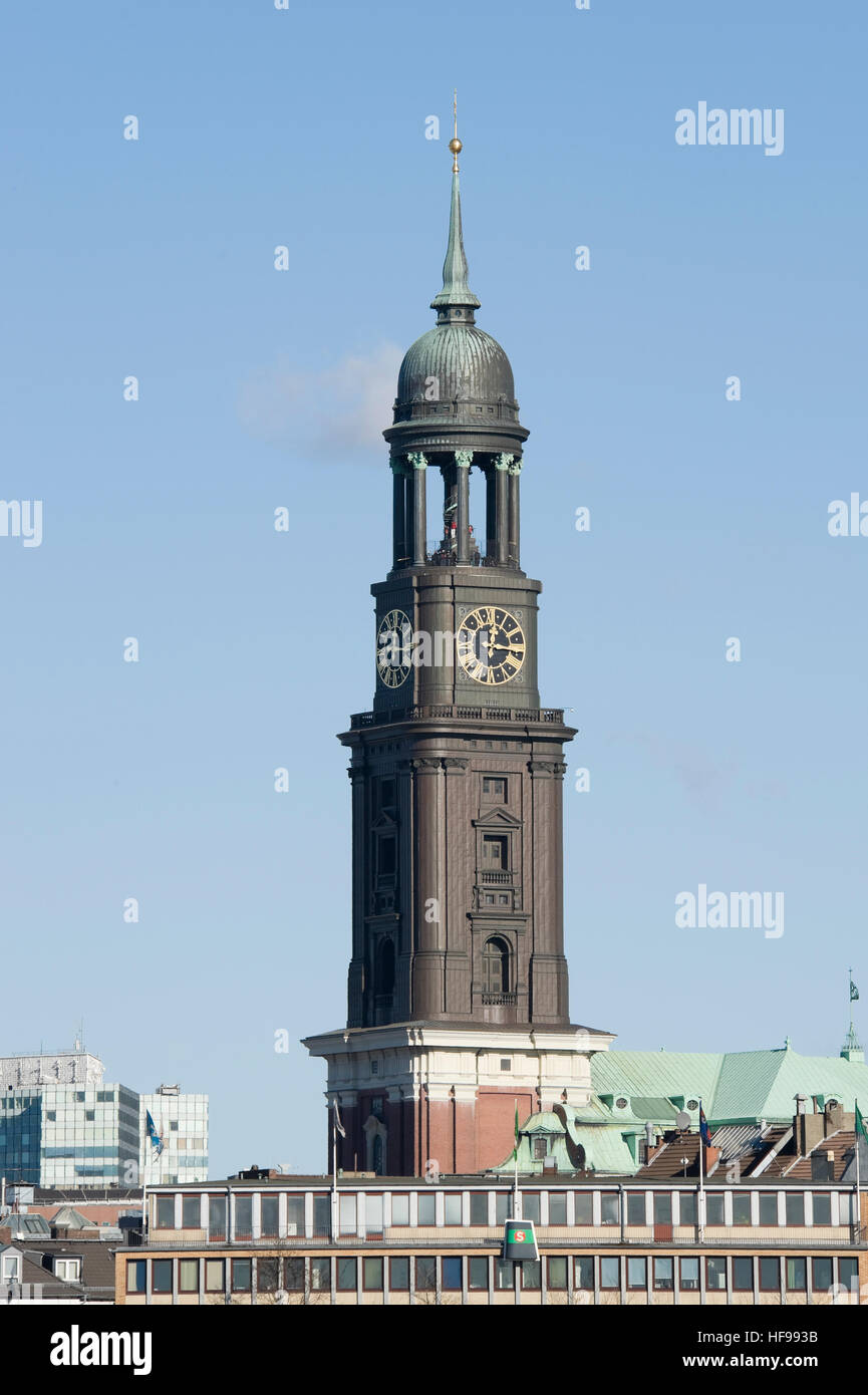 Docks und St.-Michaelis-Kirche (St.-Michaelis-Kirche) in den Hintergrund, Hamburg Stockfoto