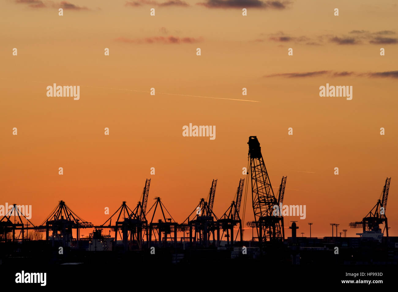 Sonnenuntergang über den Versand Docks in Hamburg Stockfoto