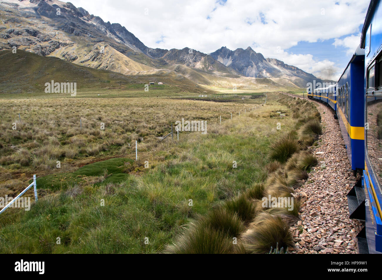 Andean Explorer, Luxus-Zug von Cusco nach Puno. Peruanischen Altiplano Landschaft im Orient-Express der Läufe werden Andean Explorer Zug aus gesehen Stockfoto