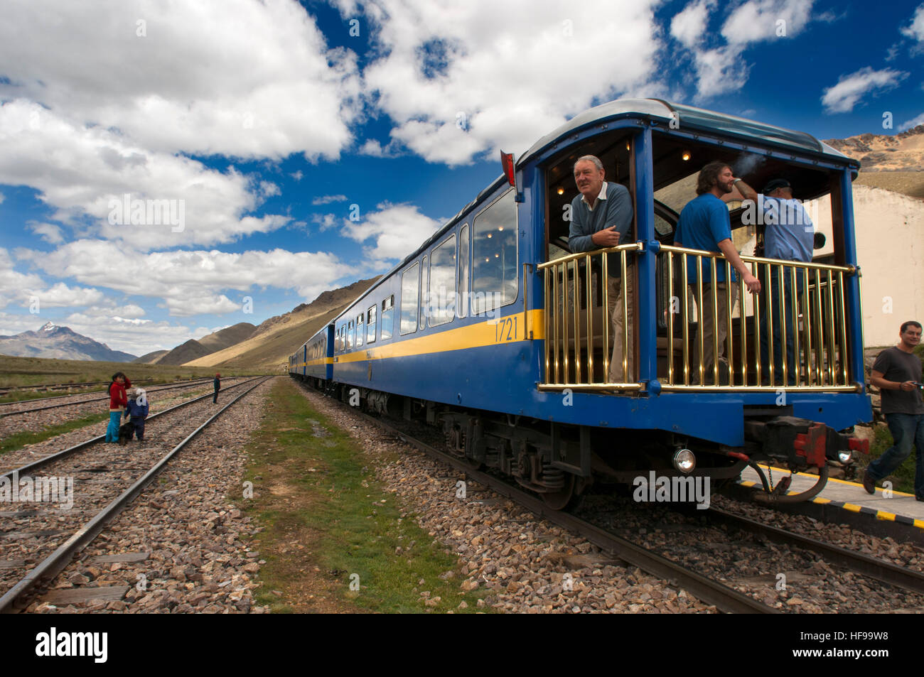 La Raya-Pass, Puno, Peru. Andean Explorer, Luxus-Zug von Cusco nach Puno. In der Halbdistanz hält der Zug auf dem Weg zu einem Ort calle Stockfoto