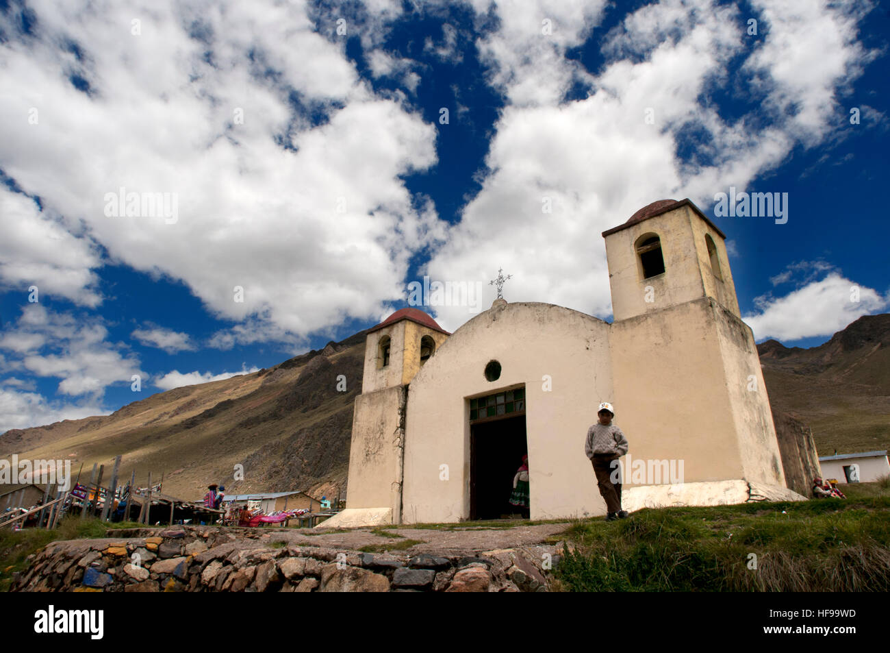 Kirche in La Raya-Pass, Puno, Peru. Andean Explorer, Luxus-Zug von Cusco nach Puno. In der Halbdistanz hält der Zug auf dem Weg zu einem p Stockfoto