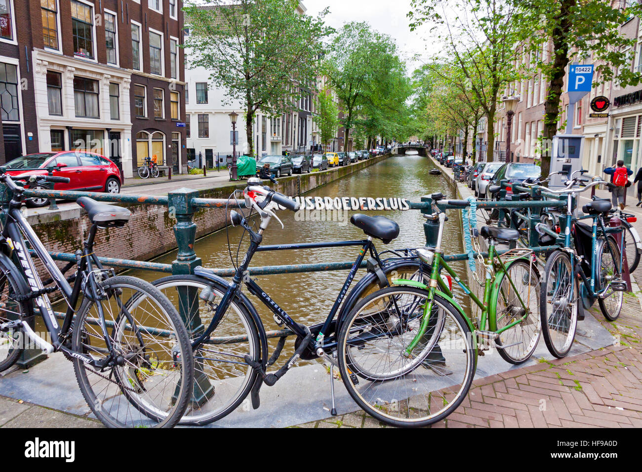 Fahrräder auf der Paul Brüder Luis Brücke geparkt. Brücke über Oudezijds Achterburgwal im Rotlichtviertel in Amsterdam Stockfoto