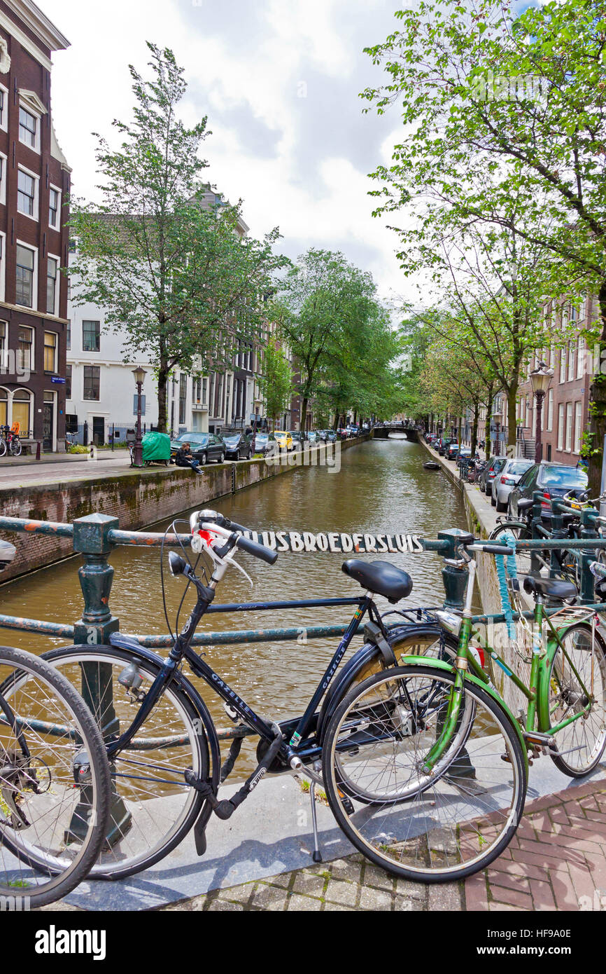 Fahrräder auf der Paul Brüder Luis Brücke geparkt. Brücke über Oudezijds Achterburgwal im Rotlichtviertel in Amsterdam Stockfoto