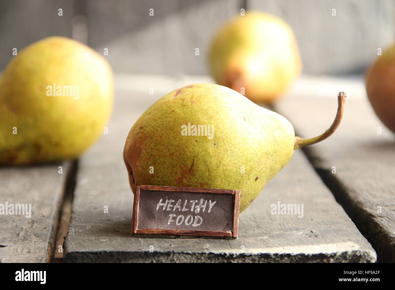 gesunde Ernährung - Tag mit einer Inschrift und Birnen Stockfoto