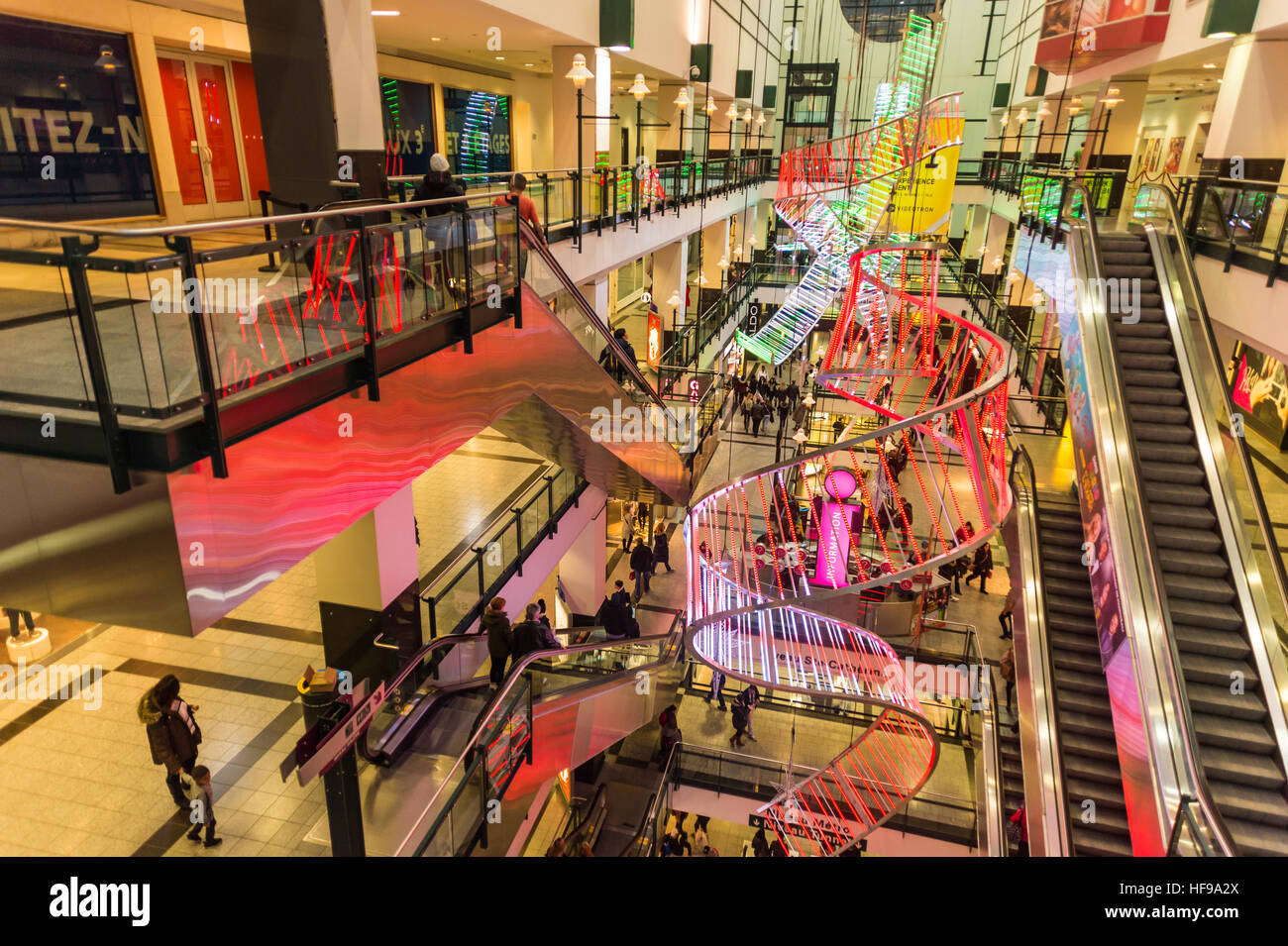 MONTREAL, QC/CANADA 3. Dezember 2016: Eaton Center, das größte Einkaufszentrum in Montreal, ist für Weihnachten dekoriert Stockfoto