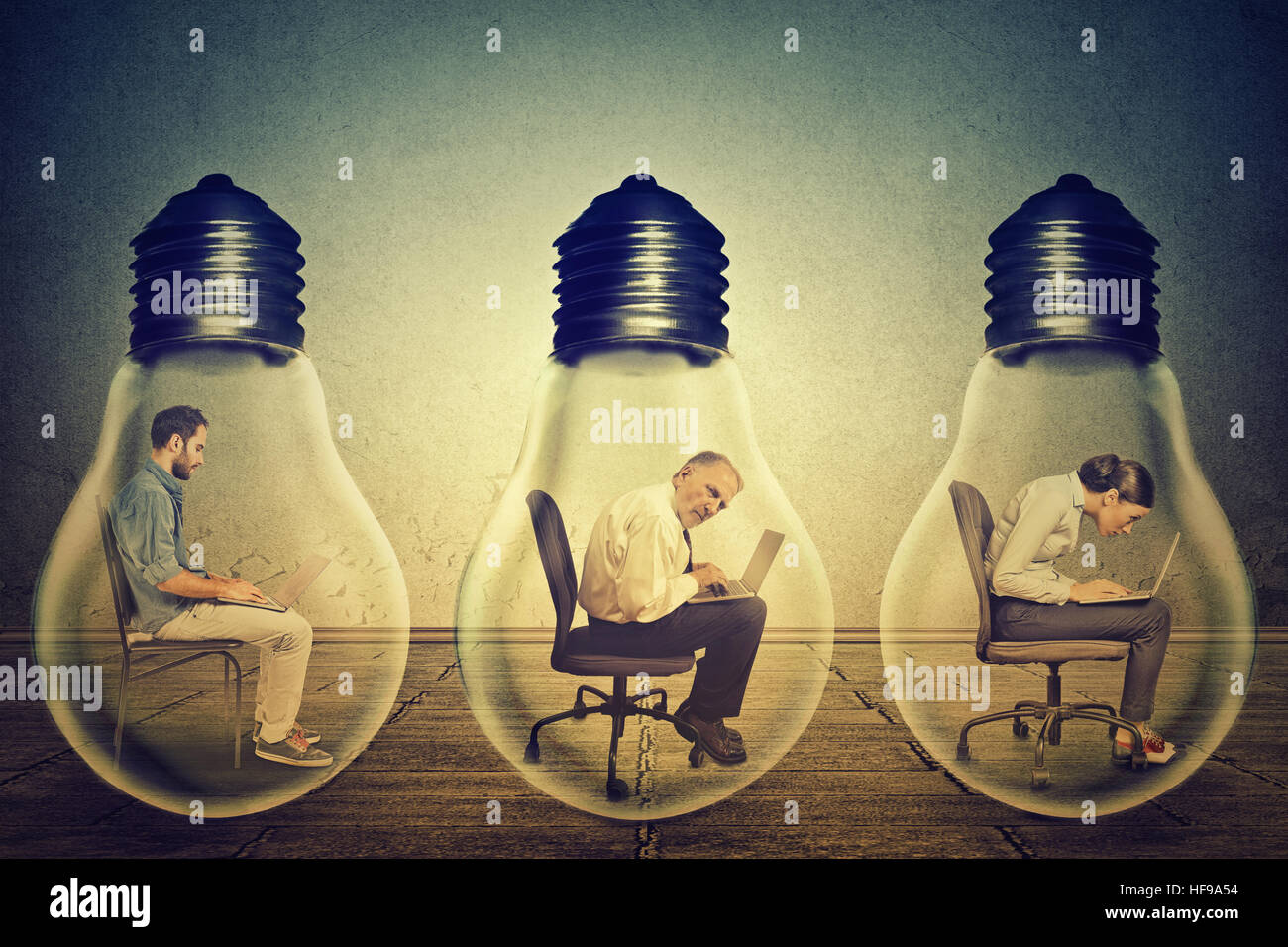 Seite Profil Mitarbeiter sitzen in Reihe innen elektrische Lampe mit Arbeiten am Computer in der Unternehmenszentrale isoliert graue Wand Background. Gattungen Stockfoto