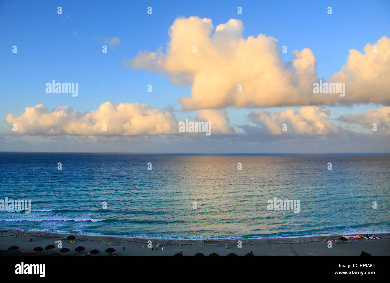 Fotos Meer Landschaft mit wunderschönen sonnigen Tag Wellen Stockfoto