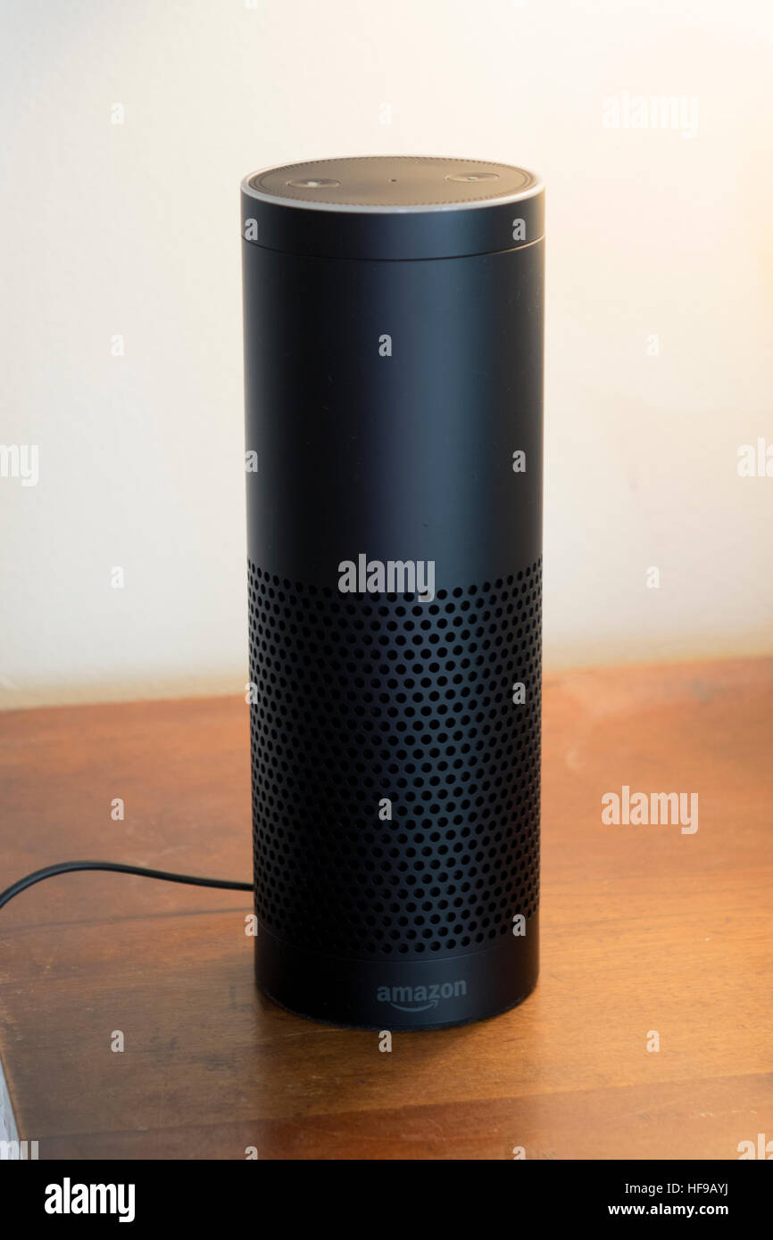 Amazon Echo Alexa eine drahtlose Lautsprecher und Stimme Befehlsgerät, der wartet auf Ihre Befehle Musik abspielen oder beantworten Sie Fragen Stockfoto