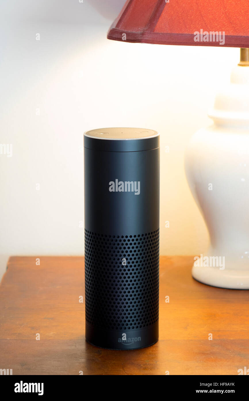 Amazon Echo Alexa eine drahtlose Lautsprecher und Stimme Befehlsgerät, der  wartet auf Ihre Befehle Musik abspielen oder beantworten Sie Fragen  Stockfotografie - Alamy