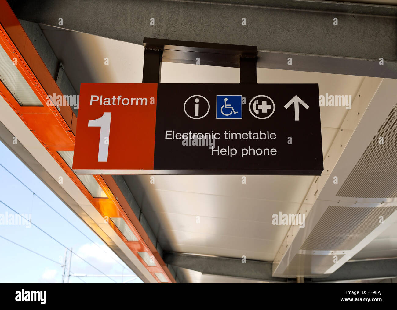 Allgemeine Informationen-Schild mit Bahnsteig am neuen Kippa Ring Bahnhof aufs Redcliffe Halbinsel, Australien Stockfoto