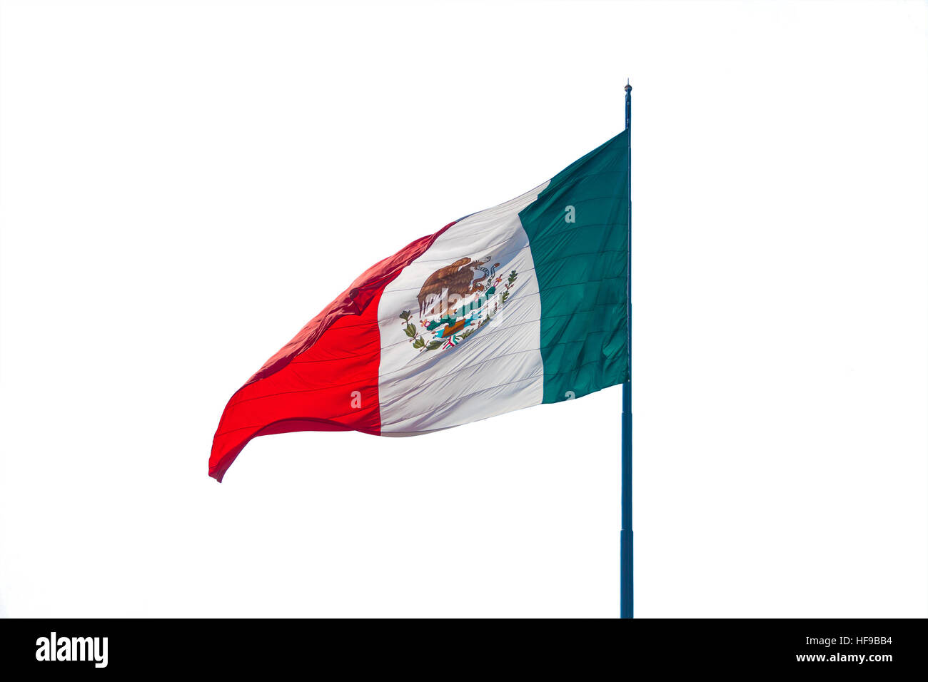 Flagge von Mexiko in den Wind, die isoliert auf weißem Hintergrund. Stockfoto