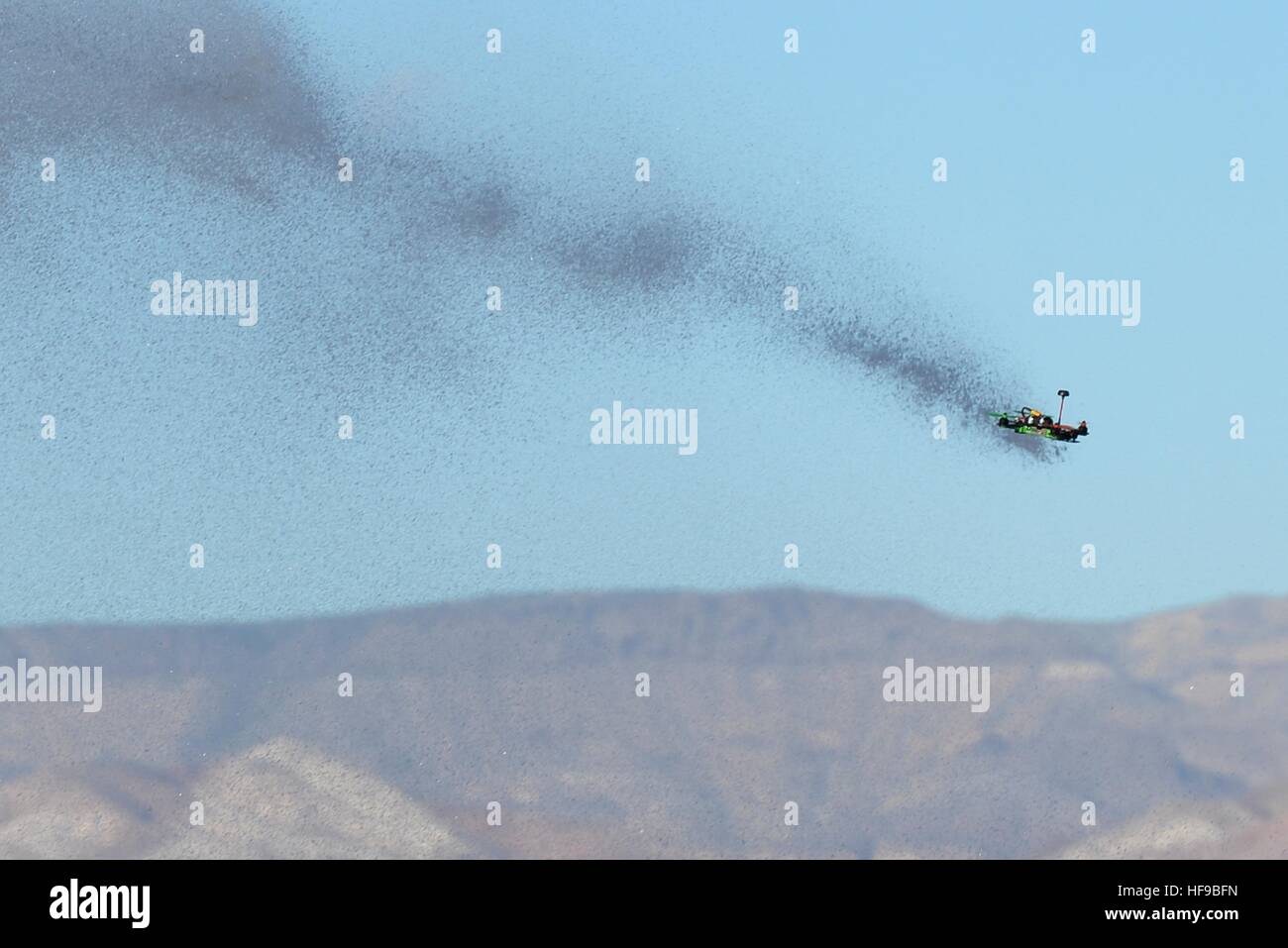 Eine Immersion Vortex 250 unbemannte Luftbild Drohne wird während der Air Force Research Laboratory Kommandanten Challenge auf der Nevada National Security Site 13. Dezember 2016 in Las Vegas, Nevada mit einem Wasserwerfer besprüht. Stockfoto